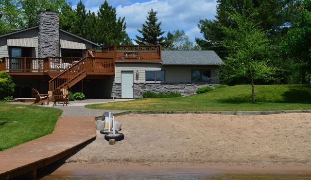 Sugar sand beach on crystal clear lake, 4 bedroom house with fireplace in Athelstane