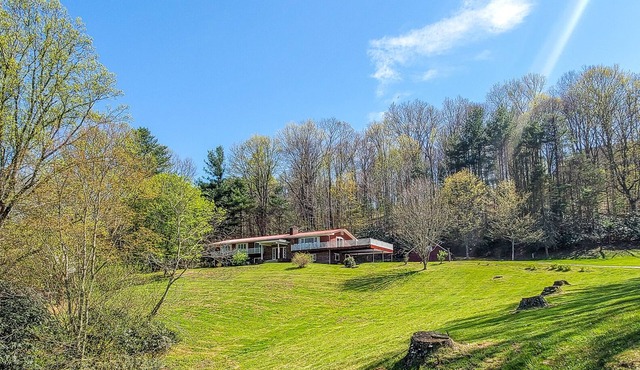Summer Feels Better in the Mountains- 8BR/5.5BA Mtn Views West Jefferson