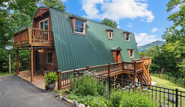Sunrise at Sugar - Fenced yard, hot tub, views, pet friendly