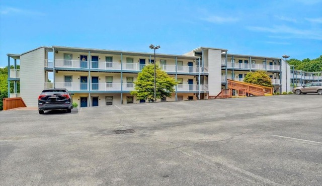 Sunset Landing - Waterfront condo with lake-view deck, tennis court & pool