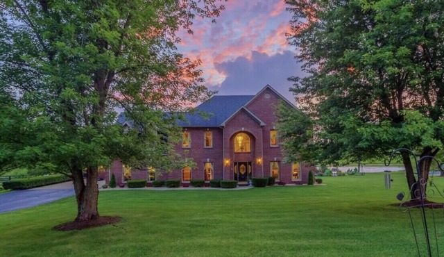 🌅 Sunset Oasis Retreat, Saltwater Pool, Hot Tub & Kentucky Adventure Awaits