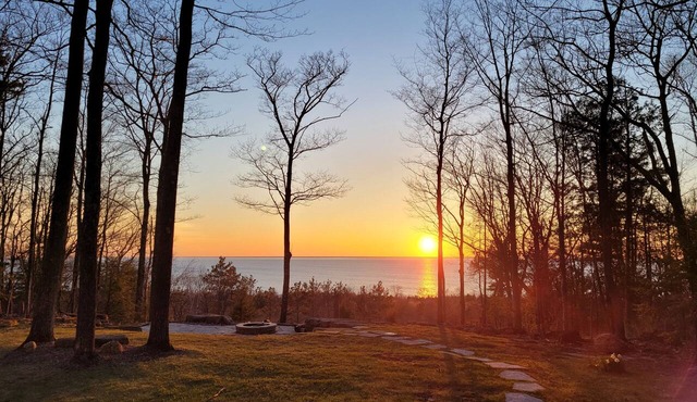 Sunset Sanctuary-Bay side Bluff with Hot Tub in Egg Harbor