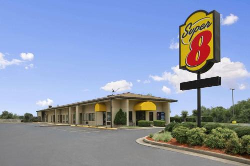 Super 8 by Wyndham Tupelo Airport in Tupelo