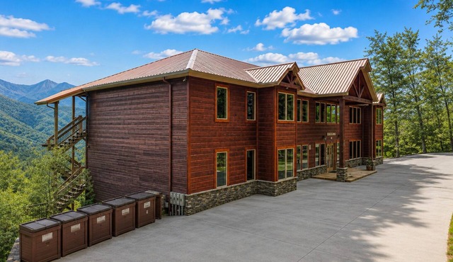 Sycamore Mansion | 14 Suites | Arcade | Fire Pit | Amazing Views