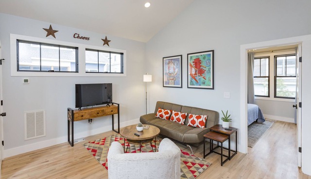 Take a Short Scenic Stroll to Five Points! WiFi, AC, Parking, TV