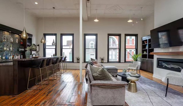 The Beverley Loft - Historic Downtown Staunton in Staunton