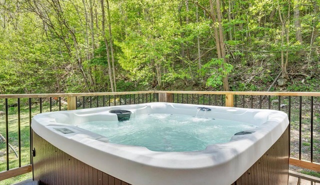 The Brown Bear Lodge Creek side & family friendly with hot tub!