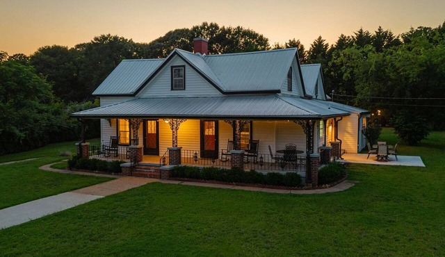 The Bulldog Farmhouse - 100+ year old home