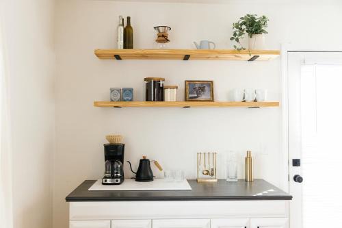 "The Dawning House" - Peaceful Modern Stay w/Yard