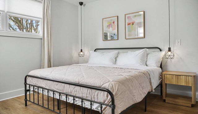 The Dresden Den - Private Guest Suite & Covered Parking