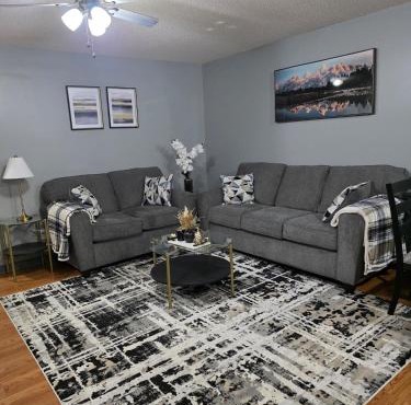 The E-Town Retreat 2BR townhouse close to Downtown in Elizabethtown