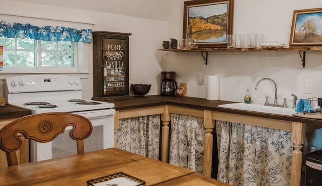 The Ewe's Nest - Farm Stay Near Hiking, Waterfalls, Kayaking & Caves