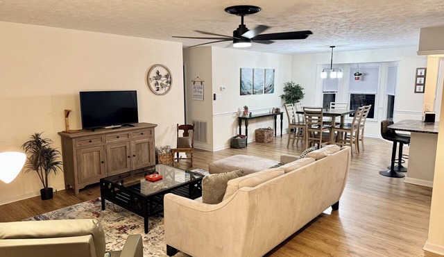 The Knoxville Retreat - Garage - Deck Tastefully Renovated Exceptionally Clean in Knoxville