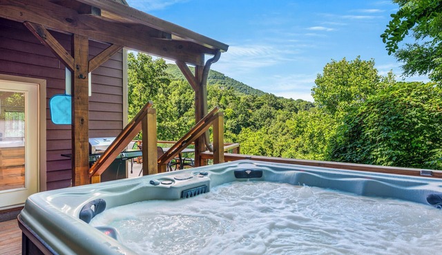 The Overlook/Hot Tub/Mountain Views/Babbling Creek/Fire Table