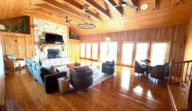 The Pioneer’s Cabin : Hot Tub & Pool Table