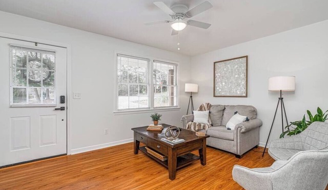 "The White House" 10/10 location! in Lexington