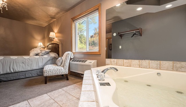 The William Penn | Jacuzzi Tub Historic Inn Room