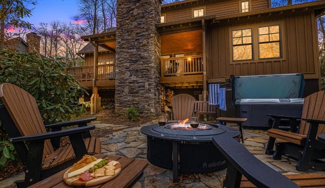 Timberwalk Cottage - Blowing Rock Luxury Cabin with Hot Tub and Fireplaces