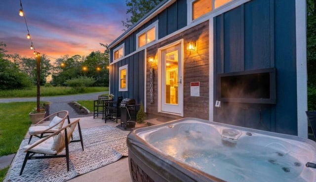 Tiny House in the Orchard; a Romantic Stay for two