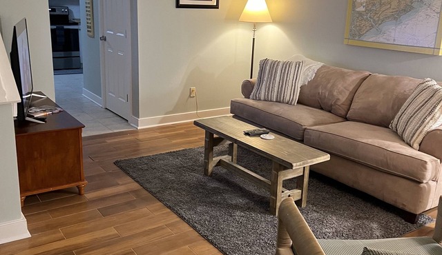 Townhome 4 miles to Downtown Charleston