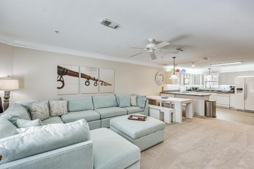 Townhome w/Outdoor Pool & White Lake Access!