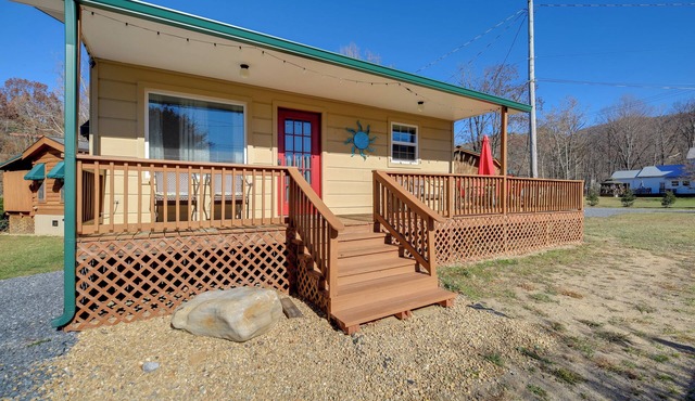 Trail Town USA! 2BD Cabin on Laurel Creek w/Deck