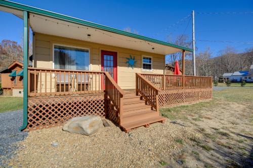 Trail Town USA! 2BD Cabin on Laurel Creek w/Deck