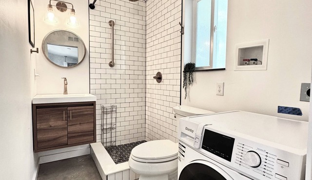 Travel Nurse Retreat Spacious Tiny Home with A/C walk to Mission Hospital