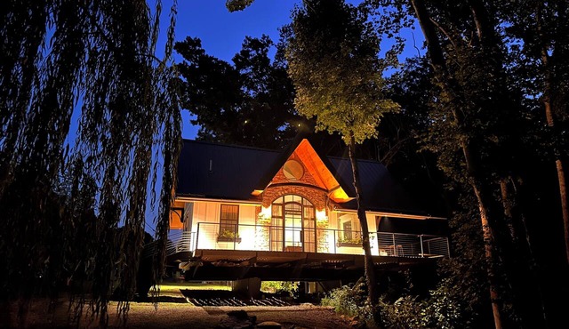 Treehouse Oasis - Direct lake access - Dining across the street