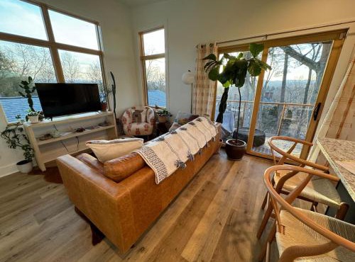 Treehouse w Mtn Sunset Views 1 Mile from Dwntwn