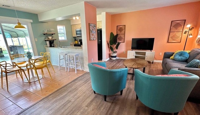 Tropical Funky Oasis- near downtown and islands. Pet Friendly! in Savannah