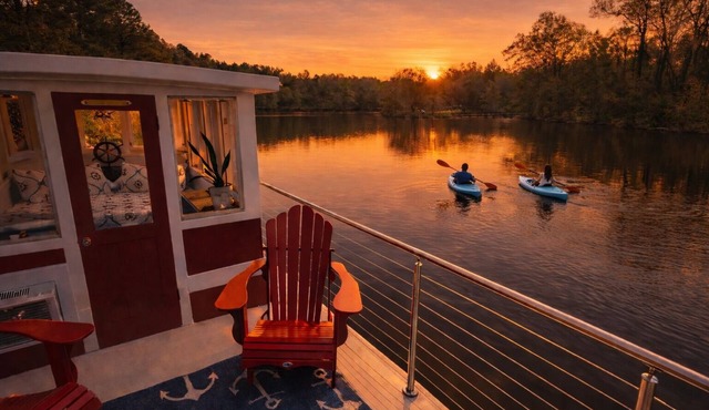 Tugboat/Private Lake - Farm Animals - Fish, Swim, Boat, Hike/Bike 5+Miles Trails in Louisa