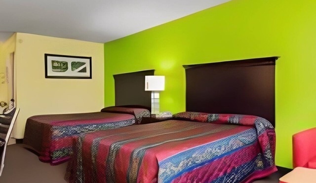 Two Lodgings with Two Queen Beds near The Mint Gaming Hall Kentucky Downs