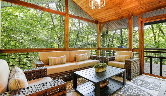 🪩Unplug🌲Have FUN in the TREETOPS🪩Luxury 4BR Cabin🪩Screened Porches🌲Close to Town in Berkeley Springs