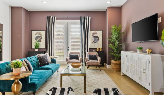 Upscale Townhome 3 miles to Downtown w/2 Car Garage