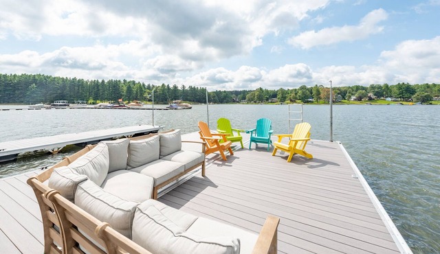 Vacationer's Dream: Lakefront, Private Dock, Hot Tub, Fire Pit!