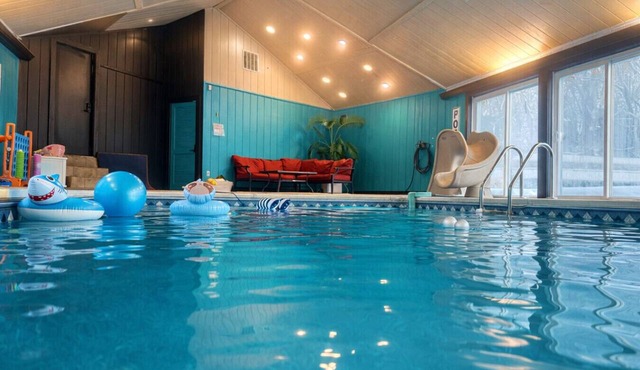 Valley View Villa: Indoor Saltwater pool, theater, pickleball! in Lancaster