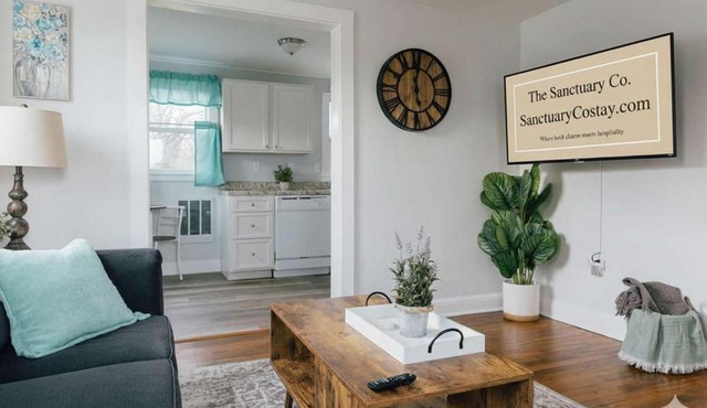 Villa Chic near Downtown Bristol King Bed