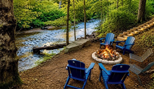 Vintage Luxury Creekside Cabin ~ King Bed, Hot Tub, Fire Pit & Game Room, Dog Ok