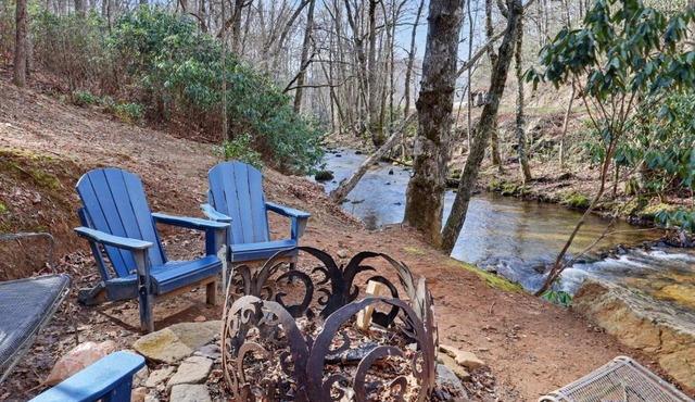 Vintage Luxury Mountain Cabin, Creekside, King Bed, Spa, Fire Pit, Game Room, DogsOk