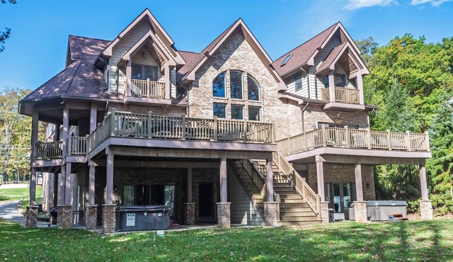 VVS - Very Very Special: Private Dock in Prime Location, Hot Tub & Game Room