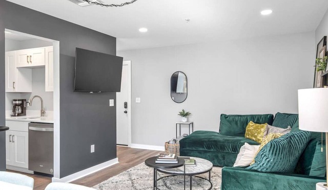 Walk to Downtown Broadway - Pool, Free Parking, Gym + 4 Beds