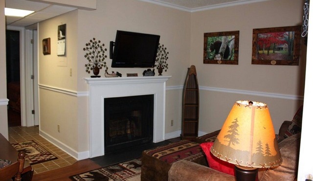 Walk to Downtown! Indoor/Outdoor Pool! Free Parking! Reduced Rates for July/Aug!