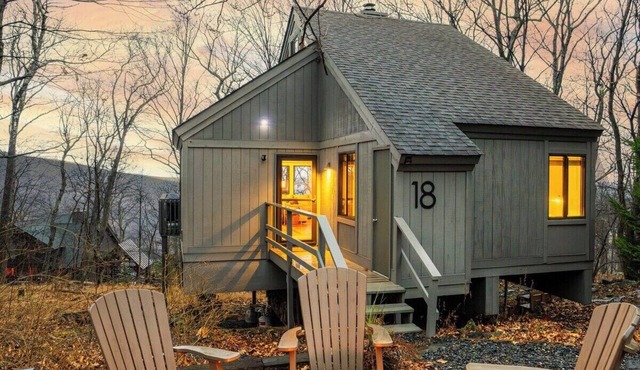 Walk to SKi Slopes and Hot Tub in Wintergreen Resort