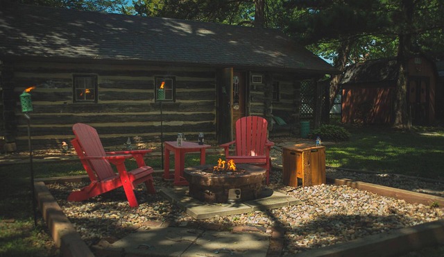Walk To Town From Peaceful Countryside Log Cabin 25 Minutes To St. Louis in Waterloo