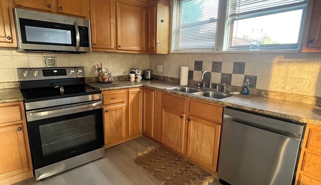 Walking Downtown,Fabulous 1800sqft 2/2 with a loft room house huge kitchen charm