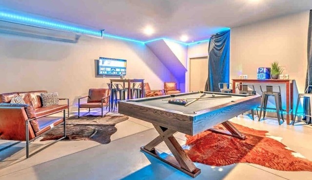 Wallen World-Lux Home w/14 Beds! Game Room/Rooftop