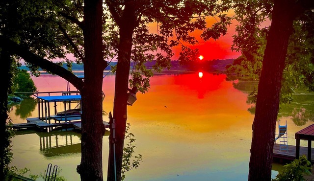Waterfront, Boat Dock, Great Fishing - Long Term Renters Welcome - Sleeps 9 in Trinity