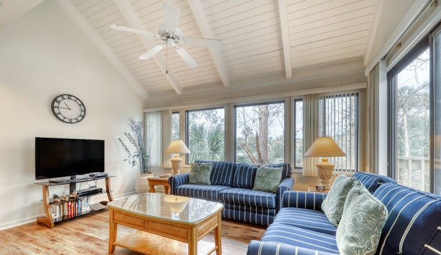 Waterfront getaway in heart of Sea Pines - short walk to beach & steps to pool