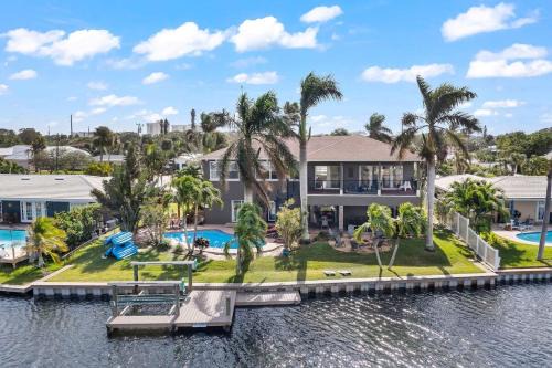Waterfront Oasis1 blk to beach-Kayaks-Game room-Fire Pit in Cocoa Beach